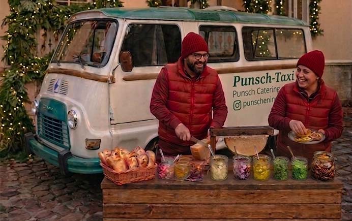 Raclette-Stand mit Punschtaxi "Renault Estafette"