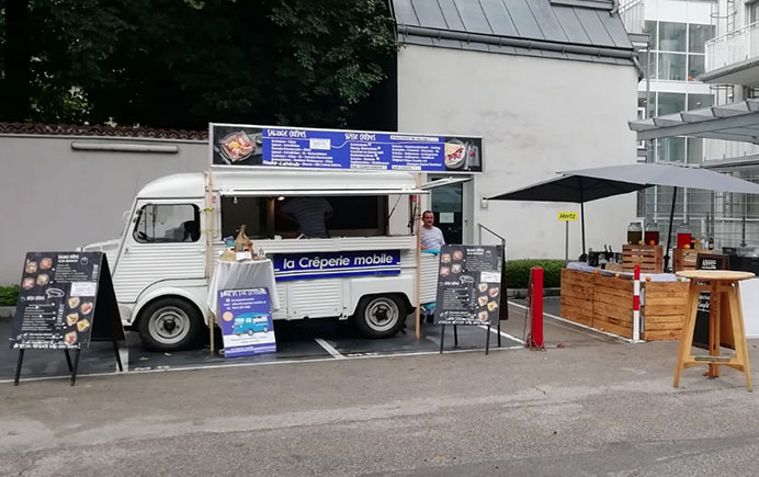 Foodtruck "Citroen HY weiß" und Stand für Crêpes-Catering